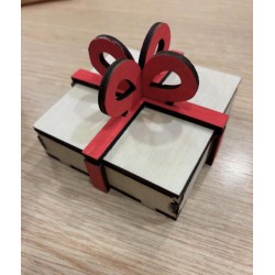 Scatola in legno con fiocco e cioccolatini personalizzati – Regalo elegante e dolce