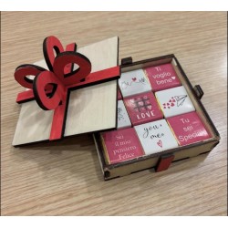 Scatola in legno con fiocco e cioccolatini personalizzati – Regalo elegante e dolce
