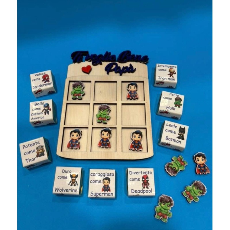Tris in Legno con Pedine Supereroi e Cioccolatini – Gioco Artigianale e Idea Regalo Originale