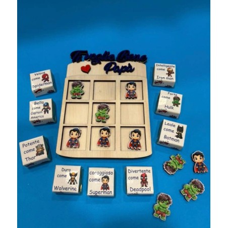 Tris in Legno con Pedine Supereroi e Cioccolatini – Gioco Artigianale e Idea Regalo Originale