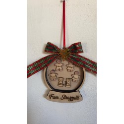 Palla di Neve in Legno “Family” – Magica Decorazione Artigianale che Celebra la Famiglia